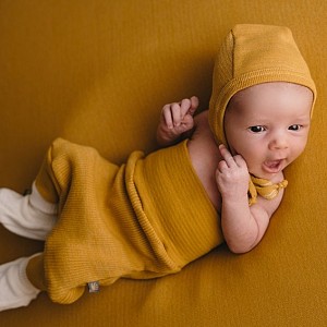 Forgaminnt Baby Mutsje AMBERYARN - Mustard Sunset